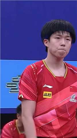 国乒威海热身赛，林诗栋3比0战胜王楚钦帮助男二团夺冠！马龙的表情有点严肃！