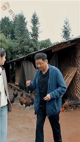 三德子赵亮在汶川地震灾后重建中选择回到家乡养鸡，坚持养鸡13年的他已经带动周边33个村的村民脱贫致富，其中有138户是残疾人，他用行动引领娱乐圈正能量