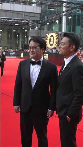 刘德华 亮相多伦多国际电影节红毯，在国外他的人气依然相当好，此次他将获颁特别贡献奖，成中国首获获此殊荣的演员
