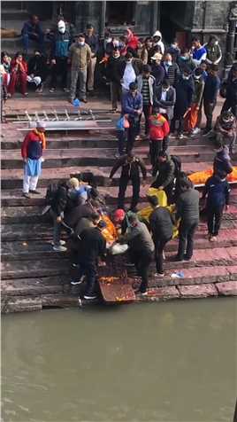 尼泊尔最神秘的世界文化遗产“烧尸庙”，人走后经过圣水洗礼，🔥化后再倒入恒河。#尼泊尔#烧尸庙