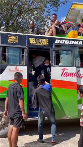 尼泊尔开挂大巴车，为了省钱很多人选择车顶的挂票。#尼泊尔