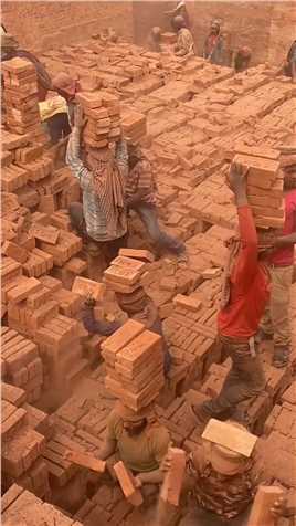  尼泊尔砖奴，头顶14块砖，一天来回四五百次，去只能赚到二十多元#尼泊尔