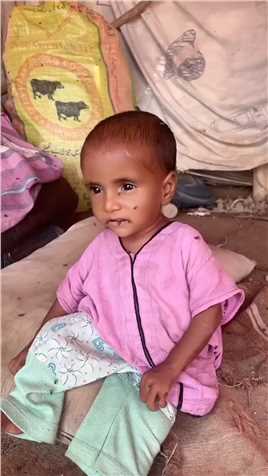 世界的另一面，走进贫民窟，苍蝇围绕下的生存，如何改变命运。#巴基斯坦#贫民窟#关爱儿童健康.