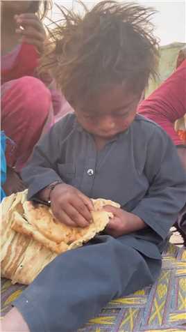  巴基斯坦贫民窟，儿童在苍蝇围绕下成长，饥饿和健康是最大的问题#巴基斯坦#贫民窟#关爱儿童健康.