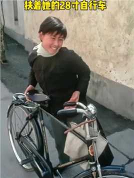 1978年杭州，一位少女扶着她的28寸自行车。那时候的人们买单车，就像如今买轿车一样，是新婚必备的配件