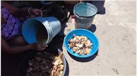 餐厅泔水桶中收集的食物，简单加工后成了里人们的美食 #贫民窟贫民窟 