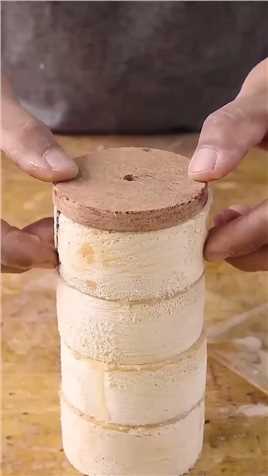 为了更大程度的使用磨砂纸，小哥为它量身做了一个辅助工具