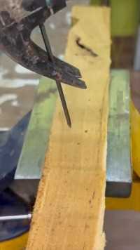 钉子快速固定在木块里的手法