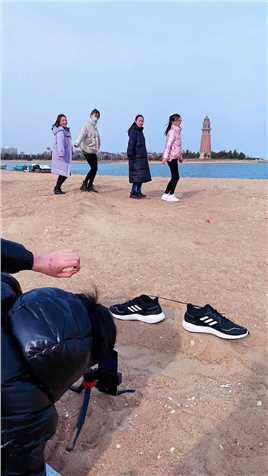 跟一群沙雕闺蜜们出去玩，挑战鞋带上走钢丝，这样拍太好玩了吧！