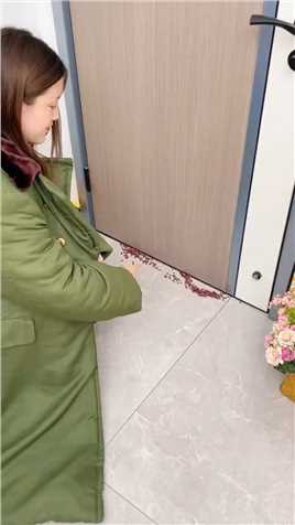  

家里有门的一定要装一个这样的门底密封条，防风防虫的同时还隔绝噪音