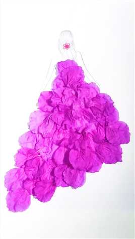 美丽的紫色花瓣连衣裙