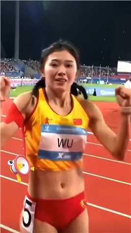  吴艳妮夺得100米栏银牌后身披国旗绕场庆祝，并不是只有冠军才让人兴奋，做到突破自己本身就是一种胜利！#吴艳妮 #成都大运会