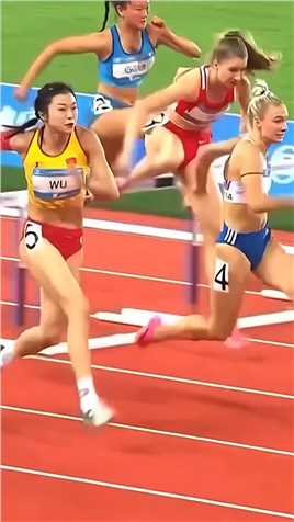  大运会女子100米栏吴艳妮夺得银牌后哭了，最后给现场的观众深深鞠了一躬，真的太棒了！#吴艳妮 #成都大运会