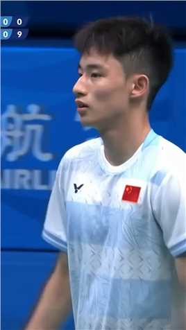  大运会羽毛球赛场暖心一幕，外国选手拍子坏了，中国选手王正行把自己的球拍递给他并且在比赛结束后送给他，全场响起了热烈的掌声！#成都大运会