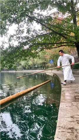 独竹漂绝技表演，＂一苇渡江＂水上漂。