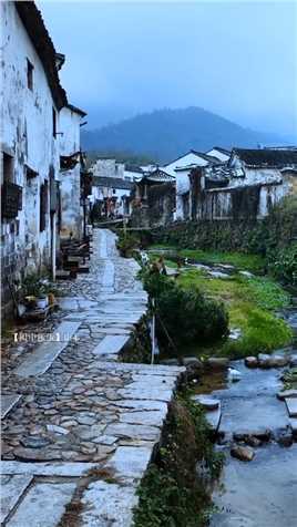 如果你看惯了江南的六大古镇，那就来一趟查济吧，一座被遗忘的古村落，历经千年古朴典雅，虽然名气不如宏村大，但却非常静谧人少。风景美如画