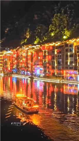 如果看腻了城市的灯火气息，那不如来欣赏下镇远古城的夜色吧，乘坐小船特有风味。风景美如画