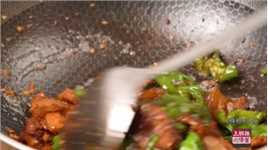 这才是辣椒炒肉最好吃的做法，油而不腻，拌饭绝了！