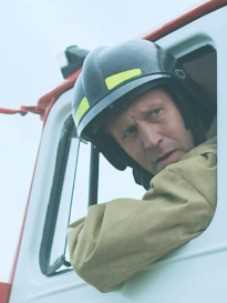 《紧急救援：地陷》：挖掘机陷入自燃煤矿坑，消防员奋力营救#电影 