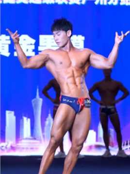 健身模特健美比赛夜雨健身摄影肌肉男养成帅哥的定义颜值
