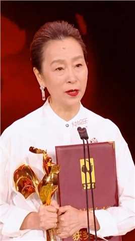 恭喜老一辈艺术家奚美娟凭借《妈妈》击败倪妮杨恩又等，荣获金鸡奖最佳女主角实至名归