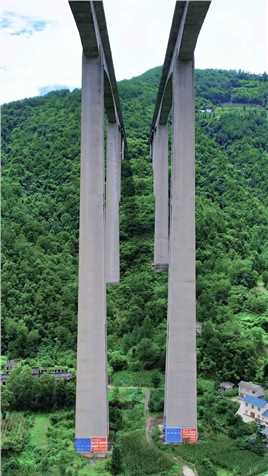 龙潭河特大桥，200多米的墩子，60多层楼高，比它还高的不多了吧？旅行大玩家龙潭河特大桥旅行推荐官