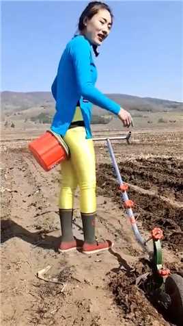 农村媳妇发明种地神器，再也不怕蹲时间久了，站起来会晕了