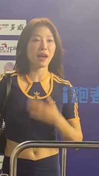 吴艳妮的人气堪比奥运冠军，被粉丝追着满街跑太幸福了！