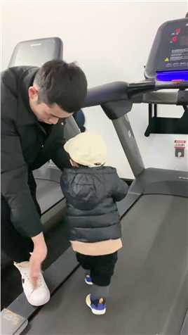 孩子妈非让我带孩子多走走锻炼锻炼，哪就锻炼一会儿吧#爸爸带娃 #宝宝运动