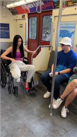 国外地铁的趣事，女人竟然不是残疾人