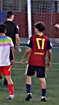 中国足球小将被西班牙球员各种挑衅，最后集体反击太解气了