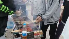 重庆一中学秋游徒步野炊，师生自带锅碗瓢盆和食材，自搭灶台野炊欢乐多