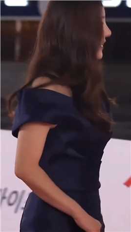 韩国国民演员#吴娜拉 与第一美女金喜善撞脸了，她凭借着颜值相似的容貌，走上热搜，不得不服韩国整容技术是真厉害