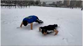 2月7日中午，合肥四季花海公园，两位市民利用午休时间中进行冰雪运动，“圆每年都有的冰雪之约”。安徽商报融媒体记者  王士龙 摄