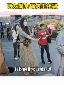网友偶遇王祖贤 56岁的她在人群里好显眼，回顾退圈前最后一次采访莫名心酸