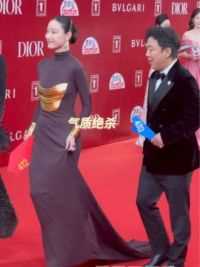 今天也被倪妮的气质杀到了，期待两位首次合作的电影~#一个男人和一个女人 #上海国际电影节开幕式 #上海国际电影节开幕式红毯