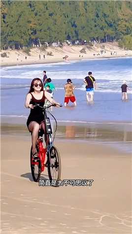 沙滩上骑单车
