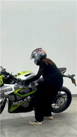 可以是拧不开瓶盖的女孩也可以是搬的动摩托车的女汉子可以小鸟依人也可以独挡一面。机车女骑赛250犟版