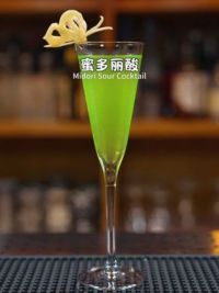 蜜多丽酸： 调酒师花式演绎一杯清新翠绿而香甜的cocktail。#荐官 #光 #治愈