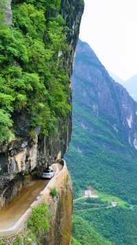 重庆大山发现一条悬崖上的挂壁公路，垂直落差1000多米，太惊险了