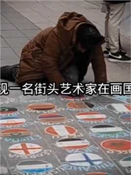 国外街头艺人没有画中国国旗小伙买了两个蛋糕让对方画了一面五星红旗