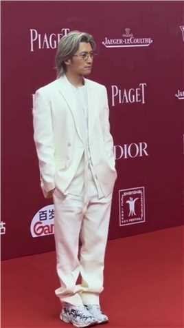 #谢霆锋 一头银发亮相上海电影节红毯，42岁依旧帅气，有喜欢谢霆锋的吗？