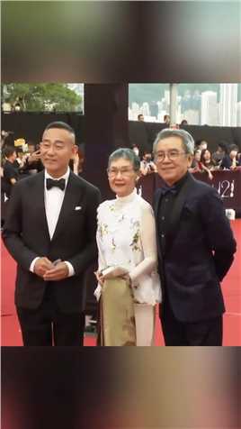 #姜大卫 携妻子亮相42届金像奖红毯，4岁开始演戏，23岁成为香港首位亚洲影帝，和妻子结婚40多年恩爱如初，如今一代大侠已慢慢老去了！