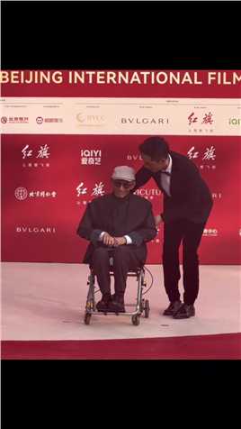 #胡歌#游本昌 亮相北京国际电影节，游本昌老师虽90高龄却还坚持拍戏，这是真的很热爱吧！