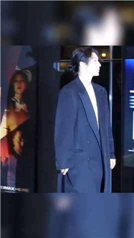 #李准基 久违亮相，40岁的他依然帅气十足，被誉为韩国花美男鼻祖，有喜欢李准基的吗？