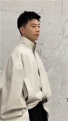 马龙最新时尚大片来袭，谁敢相信这是一个35岁的“乒坛老将”呢#马龙 #中国乒乓球.