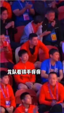 队在观众席看得手痒痒，樊振东王楚钦这么猛的双打节奏谁顶得住啊 #冠军带你看亚运 #歌曲踏雪