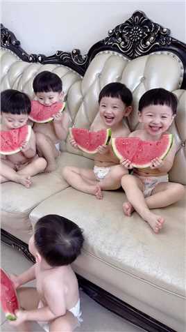 一胎生6个儿子，有哭的有笑的还有睡觉的#多胞胎
