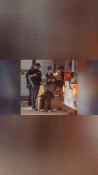美国警察在亚利桑那州立大学逮捕4名女性，并摘下她们的头巾