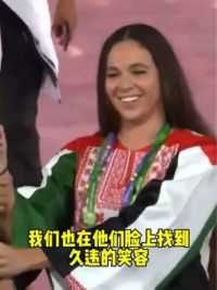 当巴勒斯坦运动员踏入中国赛场时，全场掌声雷动，他们也露出久违的笑容！51